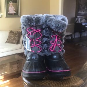 NWT Girls size 1 snow boots.
